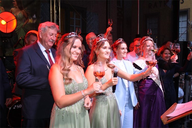 Die offizielle Festeröffnung durch Cochems Weinmajestäten fand am Freitagabend auf der großen Rathausbühne statt.