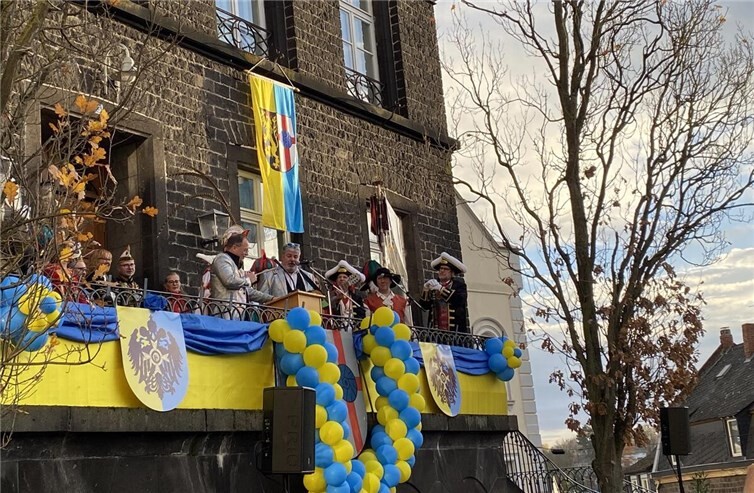 Die offizielle Proklamation erfolgte in einem feierlichen Rahmen, begleitet von traditionellen karnevalistischen Akklamationen, musikalischen Einlagen und herzlichen Grußworten von dem Bürgermeister der Verbandsgemeinde Mendig, Jörg Lempertz sowie dem Stadtbürgermeister Mendig, Achim Grün.