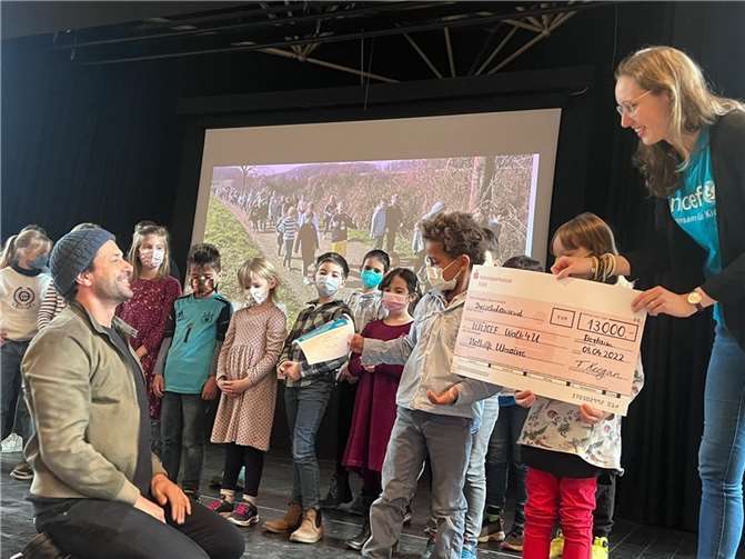 Die offizielle Scheckübergabe fand am Freitag, 08. April 2022 um 10 Uhr in der Aula der Grundschule statt. Foto: privat
