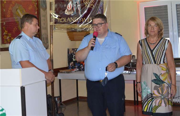 Die offizielle Schlüsselübergabe des neuen MTF durch die erste Beigeordnete, Rita Höppner, an Stadtwehrleiter Ingo Wolf und Einheitsführer Robert Zimmermann.