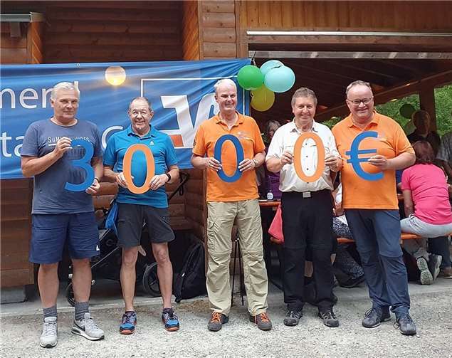 Die offizielle Spendenübergabe an den Verschönerungsverein des Kirchspiels Anhausen erfolgte noch während des Wandertages im Isertal. Foto: Raiffeisenbank Neustadt eG, Jennifer Einolf
