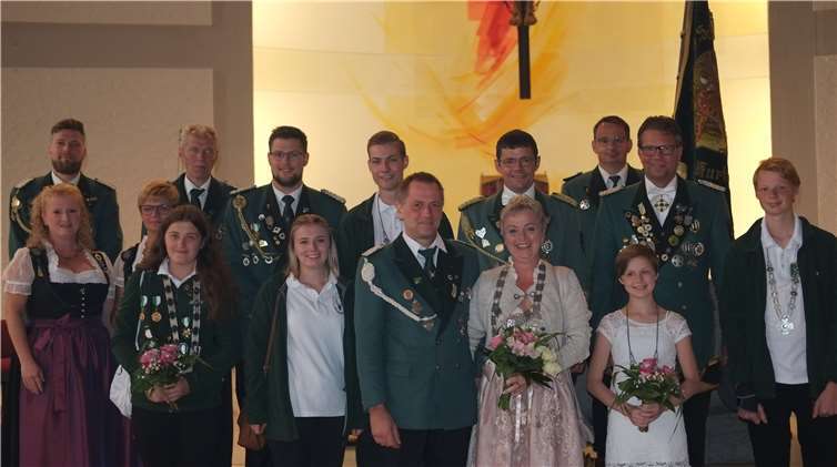 Die offizielle Übergabe der Amtsinsignien an die neuen Majestäten erfolgte im Rahmen der Kurtscheider Kirmes. privat