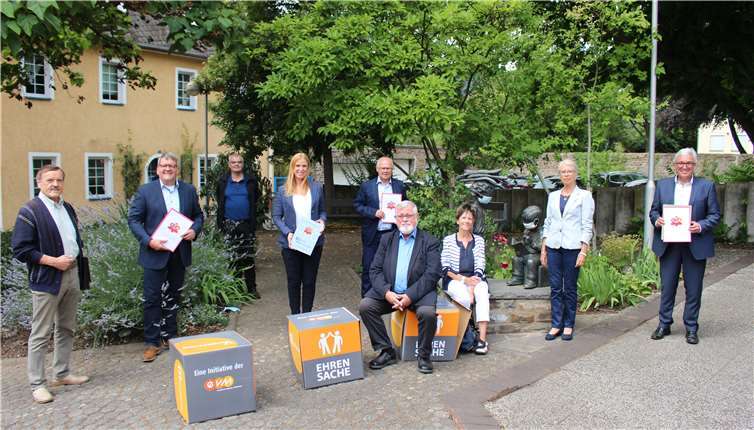 Die offizielle Übergabe der Spenden am Ouahigouya-Platz in Lahnstein. Foto: Alina Hillesheim / Stadtverwaltung Lahnstein
