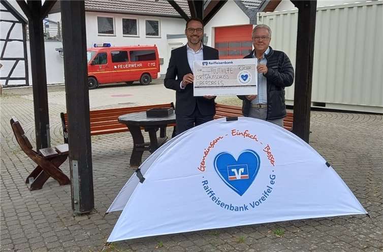 Die offizielle Übergabe der beiden neuen Verweilbänke im Ortskern Oberdrees wurde nun von Mirko Staut, Bereichsleiter Vertrieb Privatkunden und Peter Bürvenich, Abteilungsleiter Vertriebssteuerung/Marketing der Raiffeisenbank Voreifel eG. vorgenommen. Foto: privat