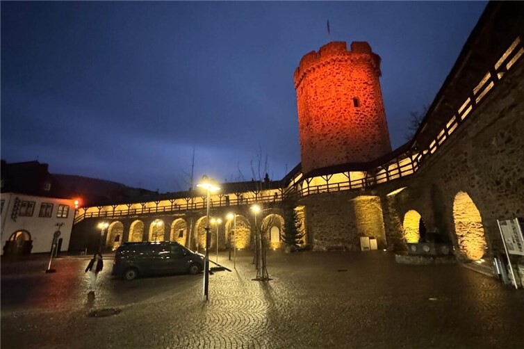 Die orange angestrahlten Gebäude in Lahnstein setzen – wie weltweit – ein sichtbares Zeichen für die Orange Days und machen auf Gewalt gegen Frauen aufmerksam. Foto: SPD Lahnstein/Jochen Sachsenhauser