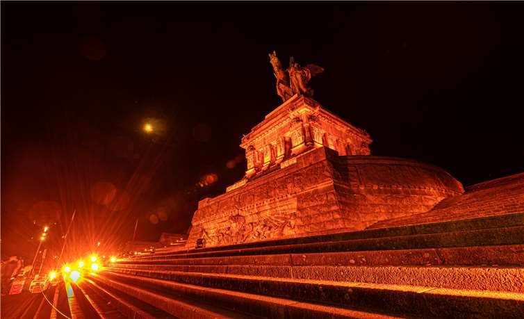 Die orange leuchtende Kaiserstatue bot eine überwältigende Kulisse für die Aktion. Fotos: Michail Jarmusch