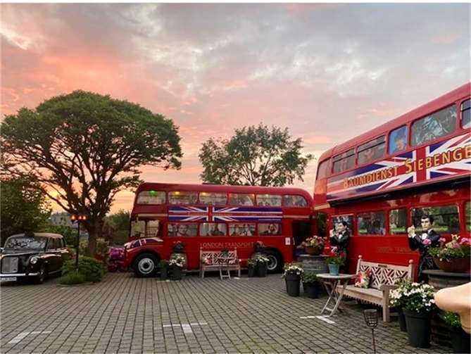 Die originell ausgebauten Doppeldecker-Busse eignen sich z.B. hervorragend für eine Geburtstagsparty und können gemietet werden.