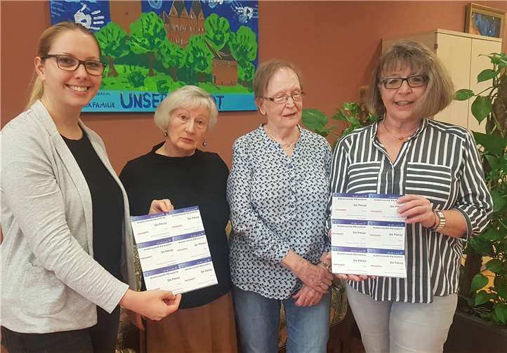 Die pädagogische Leiterin des Hauses der Familie (HdF), Lisa Scharrenbach (l.), bedankte sich bei Gabriele Specht (2.v.l.), Susanne Bender und Sigrid Schug (r.) von der Ehrenamtsgruppe Kommunales Kino für die Unterstützung. Die Ehrenamtsgruppe stellt dem HdF für jede der monatlichen Filmvorführungen Freikarten zur Verfügung. Foto: privat