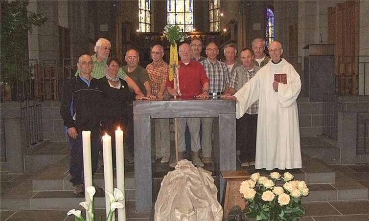 Die pilgernden Wanderer aus Dedenbach haben ihr Ziel erreicht: das Grab des Apostels St. Matthias in Trier. privat
