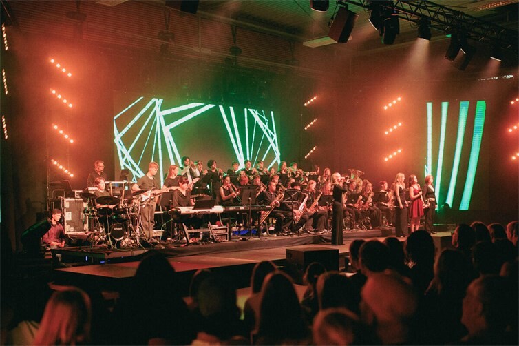 Die pjgbigband vor eindrucksvoller Kulisse