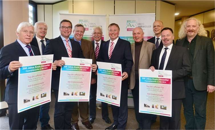 Die politische Spitze des Kreises Ahrweiler mit Landrat, Kreisbeigeordneten und den Fraktionsvorsitzenden der Kreistagsparteien wirbt für das Veranstaltungswochenende zum 200-jährigen Kreisjubiläum im Mai. Kreisverwaltung Ahrweiler