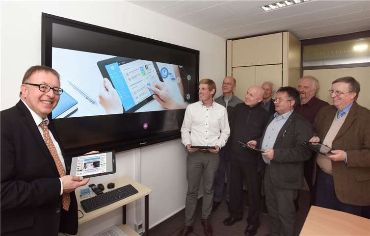 Die politische Spitze des Kreises Ahrweiler mit Landrat Dr. Jürgen Pföhler und den Vorsitzenden der Kreistagsparteien macht sich mit den neuen Helfern in der Gremienarbeit vertraut.  Kreisverwaltung Ahrweiler/Gausmann