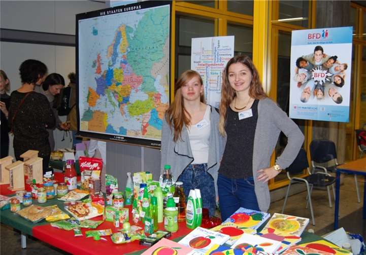 Die polnischen Partnerschülerinnen Kinga Ciupa und Klaudia Góral im Foyer vor dem Stand mit Apfelprodukten. privat