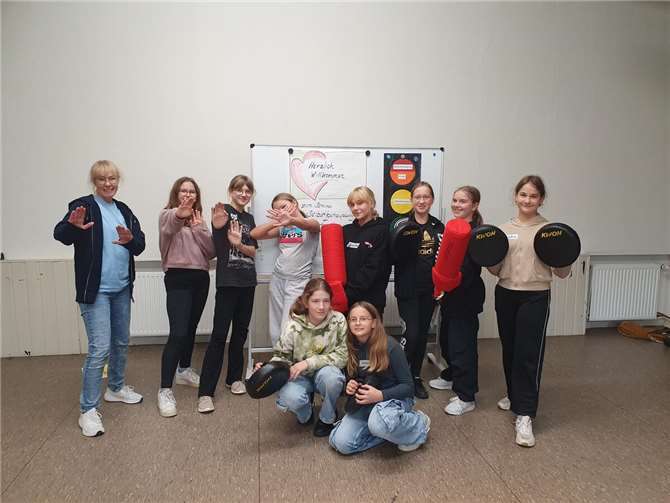Die positive Resonanz der Mädchen zeigt, wie wichtig solche Angebote sind – für ein selbstbewusstes Auftreten und die Möglichkeit, als junge Menschen in einem geschützten Rahmen Neues zu lernen und Vertrauen zu sich selbst aufzubauen.Foto: Nasstaran Houshmand / Stadtverwaltung Lahnstein