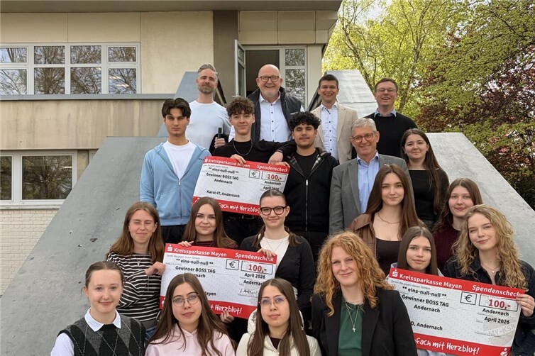 Die prämierten Schülerinnen und Schüler des BvSG mit den Unternehmern aus der Region