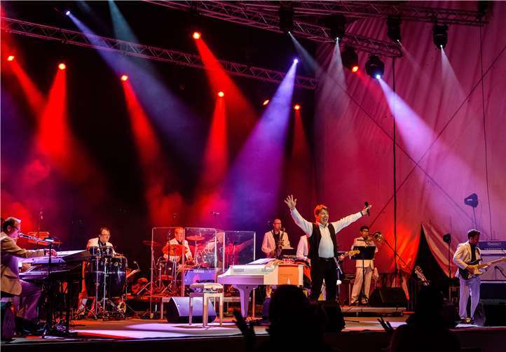Die preisgekrönte TOP-Tribute-Band „SAHNE-MIXX“ gastiert im Erlebnispark Westum und präsentiert Welthits von Udo Jürgens.Foto: Klaus Manns