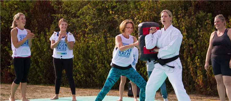 Die professionell ausgebildete Trainerin, Michaela Buhl, zeigte eine spannende Darbietung ihres sportlichen Angebots „Karate für Krebspatienten“.