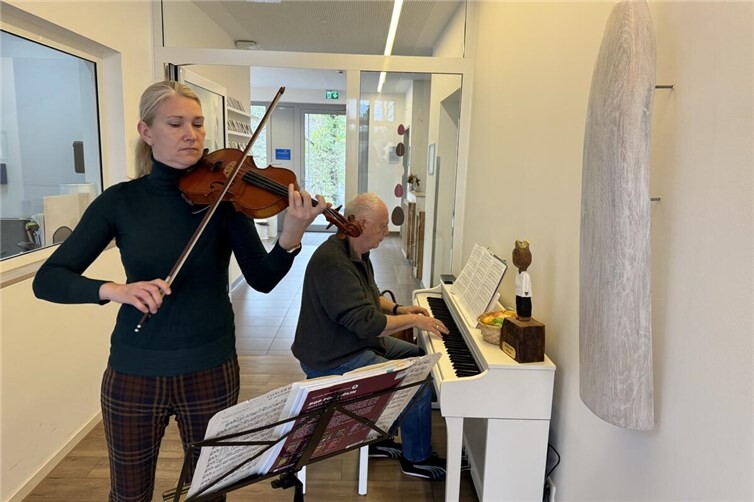 Die professionellen Musiker Senta Kraemer und Theo Palm spielten beim Begegnungscafé im Hospiz auf
