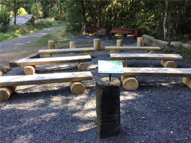 Die provisorisch gezimmerten Sitzbänke für den Unterricht im Grünen.  Foto: privat