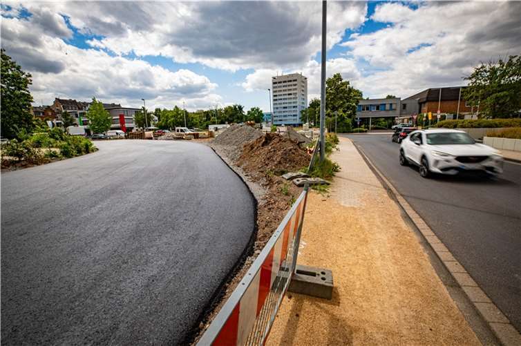 Die provisorische Umfahrung von der südlichen Ferdinand-Sauerbruch-Straße über den ehemaligen Schotterparkplatz wurde hergestellt.