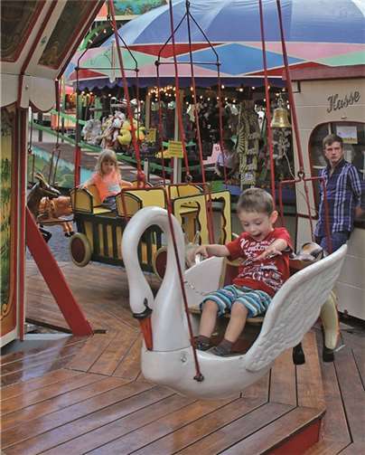 Die rasante Fahrt seines Schwanengefährts überraschte den kleinen Lohengrin.