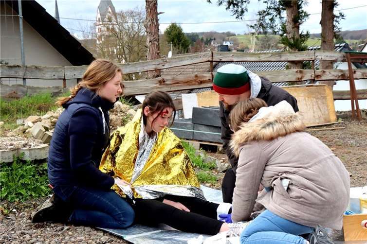 Die realistische Notfalldarstellungsgruppe des Jugendrotkreuz Niederzissen stellte diverse Unfallgeschehen so täuschend echt nach, dass die Mitglieder des Deutschen Alpenvereins bei ihrem EHK den bestmöglichen Nutzen hatten.  Foto: Beate Lindener, DRK-Kreisverband Ahrweiler e.V.