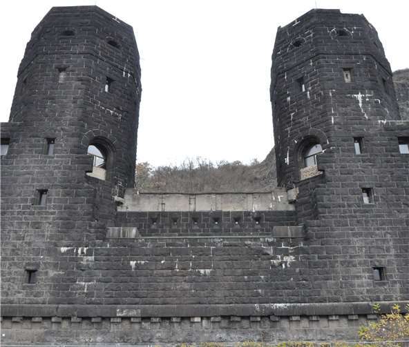 Die rechtsrheinischen Erpeler Brückentürme.  VdK Neuwied