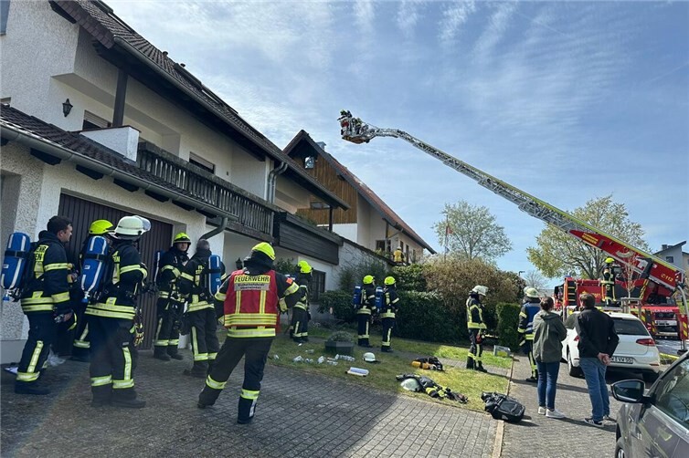 Die regionalen Feuerwehren sind mit Atemschutz und Drehleiter in Löhndorf im Einsatz.