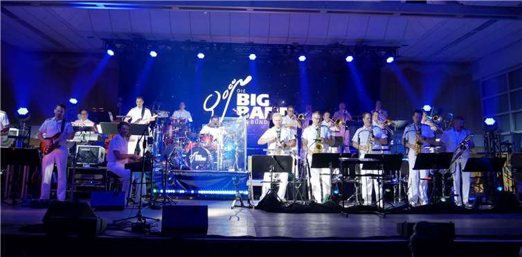 Die renommierte Bigband der Bundeswehr bei ihrem fulminanten Auftritt in der Freiherr-vom-Stein-Halle.