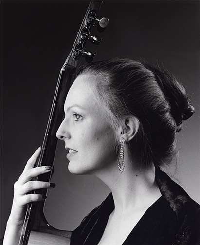 Die renommierte Gitarristin Heike Matthiesen ist im Sinziger Schloss zu erleben. privat