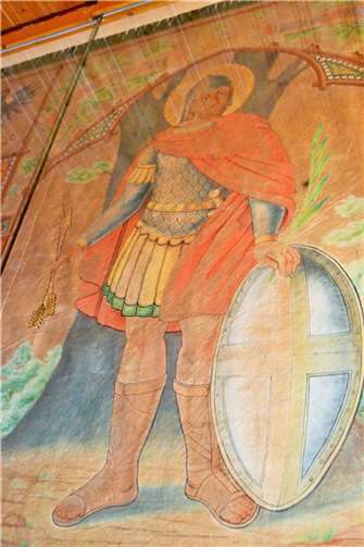 Die restaurierte Fahne wird jetzt hinter Glas ausgestellt.