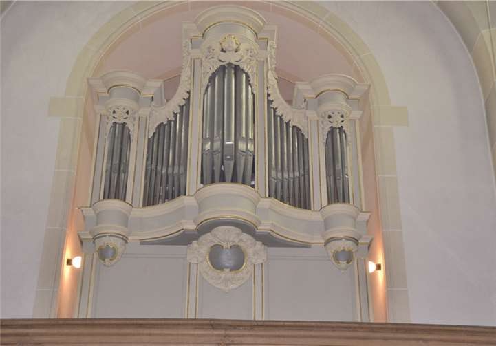 Die restaurierte König-Orgel in der Pfarrkirche St. Martinus in Ollheim.