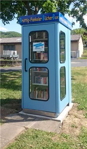 Die restaurierte Telefonzelle lädt zum Schmökern ein.  privat