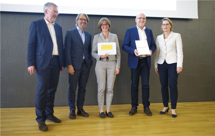 Die rheinland-pfälzische Bildungsministerin Dr. Stefanie Hubig (r.) zusammen mit dem Vorsitzenden der BDA/BDI-Initiative Thomas Sattelberger (l.) und dem Geschäftsführer der Dienstleistungsgesellschaft für Informatik Thomas Michel (2.v.l.) zeichnen im Rahmen einer Feierstunde die Carl-Benz-Schule Koblenz als „Digitale Schule“ aus. Schulleiter Rainer Probst (2.v.r.) und Studiendirektorin Isabelle Nieder-Raspiller (M.) nehmen diese Auszeichnung stellvertretend für die gesamte Schule entgegen. Privat