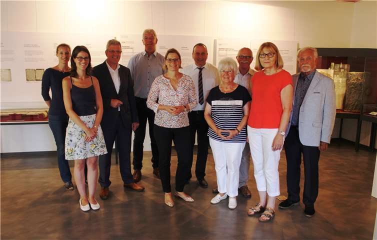 Die rheinland-pfälzische Bildungsministerin Dr. Stefanie Hubig inmitten der örtlichen Teilnehmer ihres Besuches im jüdischen Museum der ehemaligen Synagoge Niederzissen. Foto: Kultur- und Heimatverein