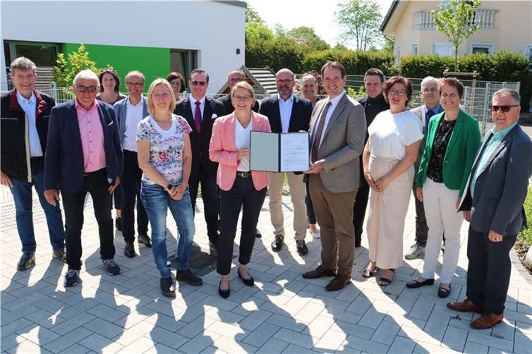 Die rheinland-pfälzische Bildungsministerin Stefanie Hubig (vorne 2.v.li.) überreichte dem Bürgermeister der Verbandsgemeinde Weißenthurm, Thomas Przybylla (6.v.re.) einen Förderbescheid über 450.000 Euro für den Neubau der Kita Schultheispark in Weißenthurm. Quelle: VG Weißenthurm