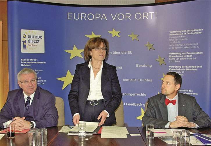 Die rheinland-pfälzische Europa-Ministerin Margit Conrad legte dar, wie weit EU-Hilfen in die Kommunen reichen. Der Koblenzer Oberbürgermeister Prof. Dr. Joachim Hofmann-Göttig (l.) und Dr. Stephan Koppelberg von der Regionalvertretung der Europäischen Kommission in Bonn verfolgten die Ausführungen. UKO