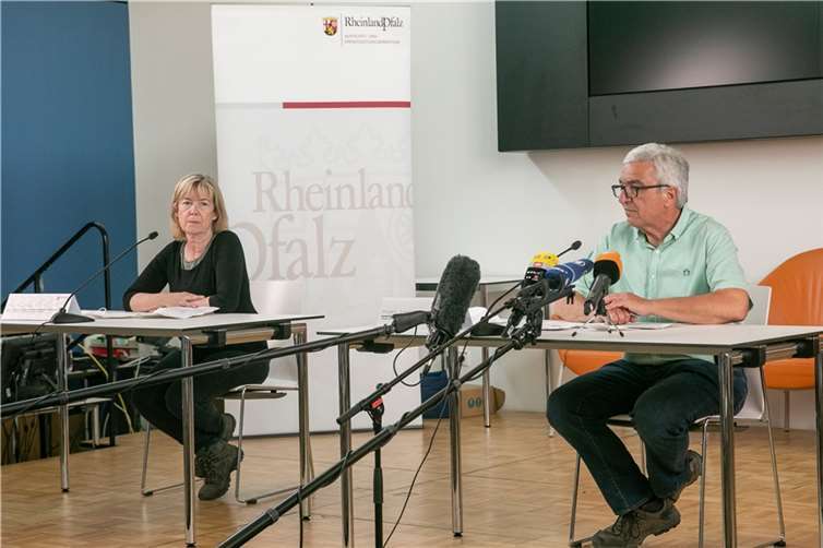 Die rheinland-pfälzische Finanzministerin Doris Ahnen und Innenminister Roger Lewentz gaben gemeinsam einen Lagebericht zur Hochwasserkatastrophe im Ahrtal.  Foto: -JOST-