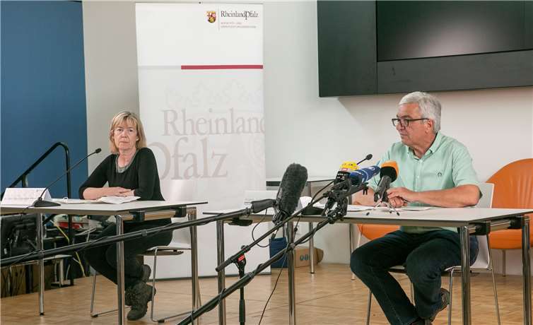 Die rheinland-pfälzische Finanzministerin Doris Ahnen und Innenminister Roger Lewentz gaben gemeinsam einen Lagebericht zur Hochwasserkatastrophe im Ahrtal.Foto: JOST