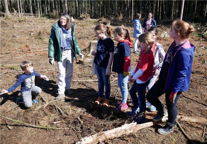 Die rheinland-pfälzische Forstministerin Ulrike Höfken sprach mit Grundschülern über den Schutz des Waldes. Fotos: GBA