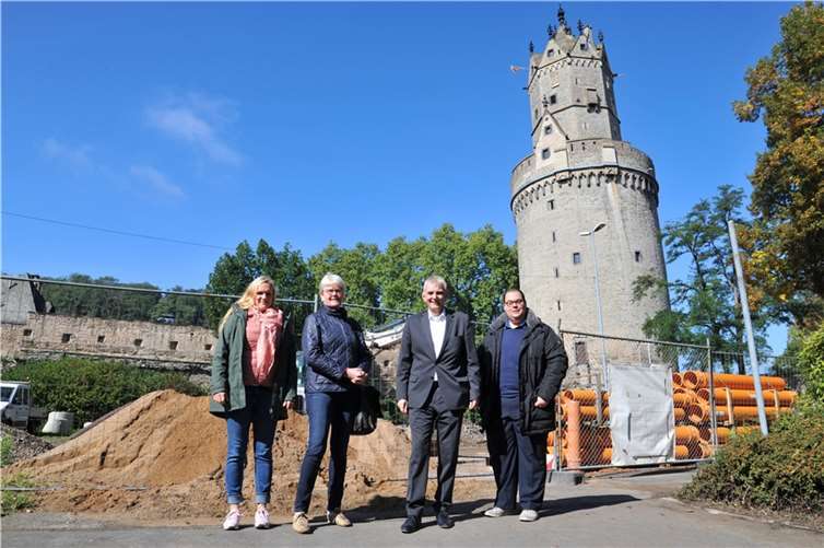 Die rheinland-pfälzische Landeskonservatorin Dr. Roswitha Kaiser (2. von links), Direktion Landesdenkmalpflege der Generaldirektion Kulturelles Erbe, Mainz, machte sich bei ihrem Besuch in Andernach ein Bild von den aktuellen Planungen zum „Culinacum“, die von Bürgermeister Claus Peitz (2. von rechts), Kulturamtsleiterin Charlotte Everling und Museumsleiter Dr. Kai Seebert erläutert wurden. Foto: Stadt Andernach/Maurer