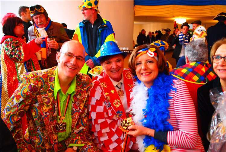 Die rheinland-pfälzische Ministerpräsidentin Malu Dreyer freute sich über den Orden der RKK, den sie von Pressesprecher Werner Blasweiler und Schatzmeisterin Monika Wingen-Fuhrmann erhielt.