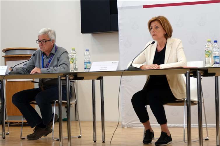 Die rheinland-pfälzische Ministerpräsidentin Malu Dreyer (rechts) und Innenminister Roger Lewentz informierten über die Ergebnisse der Sitzung des Ministerrates. Dort wurden die Weichen für den Wiederaufbau der vom Hochwasser betroffenen Regionen gestellt. Foto: JOST