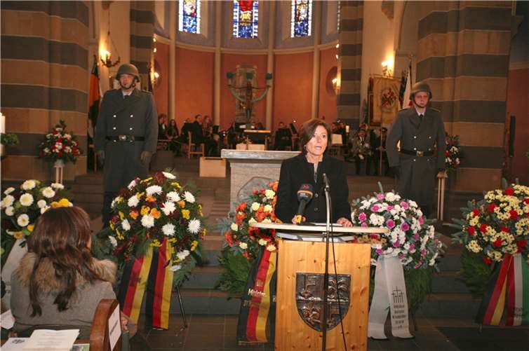 Die rheinland-pfälzische Ministerpräsidentin Malu Dreyer spricht Grußworte bei der zentralen Landesfeier zum Volkstrauertag in der Mayener Herz-Jesu Kirche. Fotos: WE