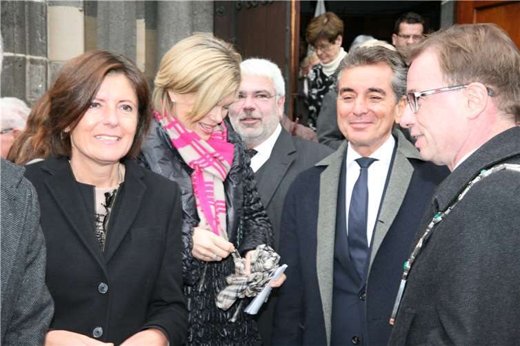 Die rheinland-pfälzische Ministerpräsidentin Malu Dreyer (v.l.), Oppositionsführerin Julia Klöckner, der Vorsitzende des Landesvolksbundes Michael Hörter, Gedenkredner Dr. Michel Friedman und Mayens Oberbürgermeister Wolfgang Treis nach der zentralen Gedenkfeier auf dem Weg zum Empfang der Stadt Mayen.