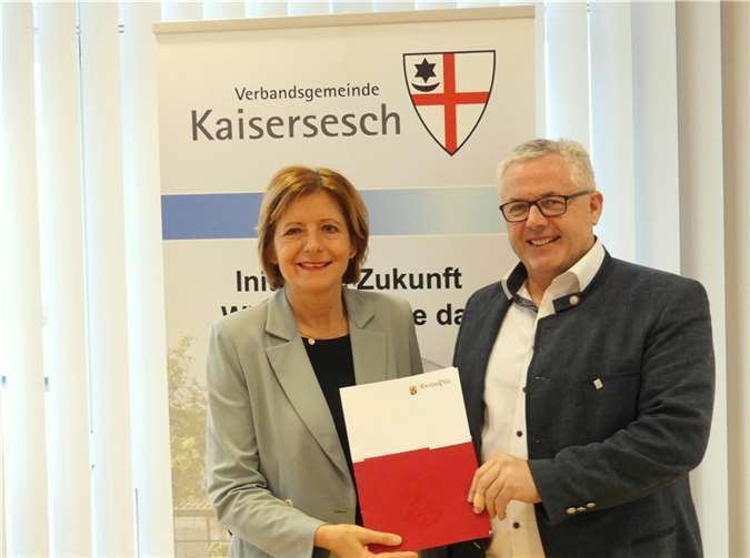 Die rheinland-pfälzische Ministerpräsidentin Malu Dreyer überreichte Bürgermeister Albert Jung den KIPKI-Förderbescheid über rund 460.000 Euro. Fotos: TE