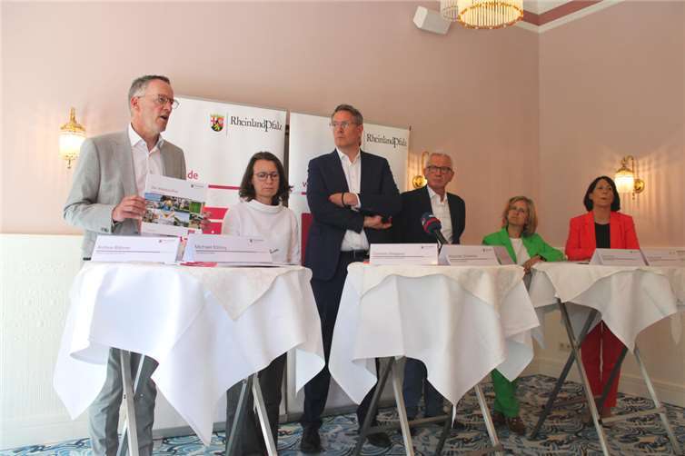 Die rheinland-pfälzische Ministerratsklausur tagte zum vierten Mal im Ahrtal, unter anderem im Hotel Villa Aurora in der Kreisstadt, von links Innenminister Michael Ebling, Landrätin Cornelia Weigand, Ministerpräsident Alexander Schweitzer, Kreisstadt-Bürgermeister Guido Orthen, Umweltministerin Katrin Eder und Wirtschaftsministerin Daniela Schmitt.  Foto: DU