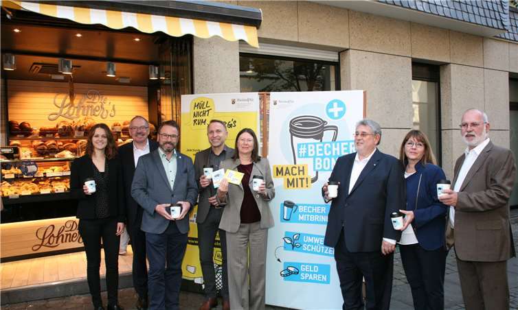Die rheinland-pfälzische Umweltministerin Ulrike Höfken (M.) besuchte im Rahmen ihrer Mehrwegtour durch Rheinland-Pfalz die Lohner`s-Filiale in der Mayener Innenstadt und stellte die Initiative BecherBonus vor. Fotos: WE