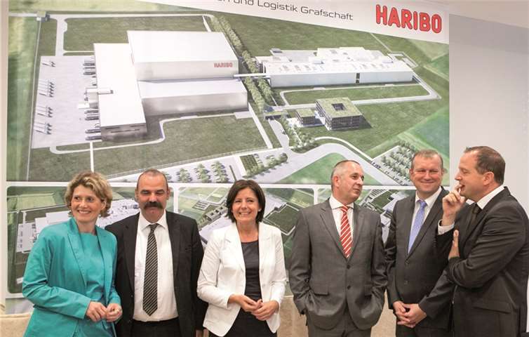 Die rheinlandpfälzische Wirtschaftsministerin Eveline Lemke, Haribo-Geschäftsführer Felix Theato, Ministerpräsidentin Malu Dreyer, Haribo-Geschäftsführer Arndt Rüsges, Bürgermeister Achim Juchem und Marco Alfter, der Leiter der Haribo-Unternehmenskommunikation (v.l.) freuen sich auf den Baubeginn. JOST