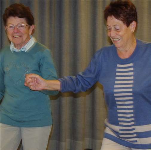 Die rhythmischen Bewegungen beim Tanzen aktivieren bei allen Menschen die körperliche Fitness.privat